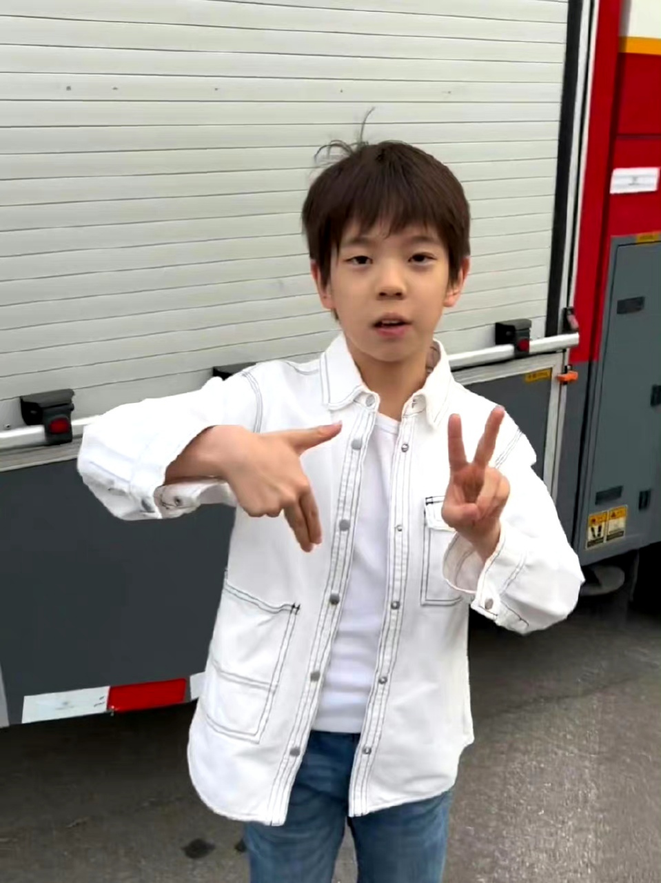 霍思燕否认嗯哼是腺样体面容 近期,霍思燕儿子嗯哼在最新露面中,被