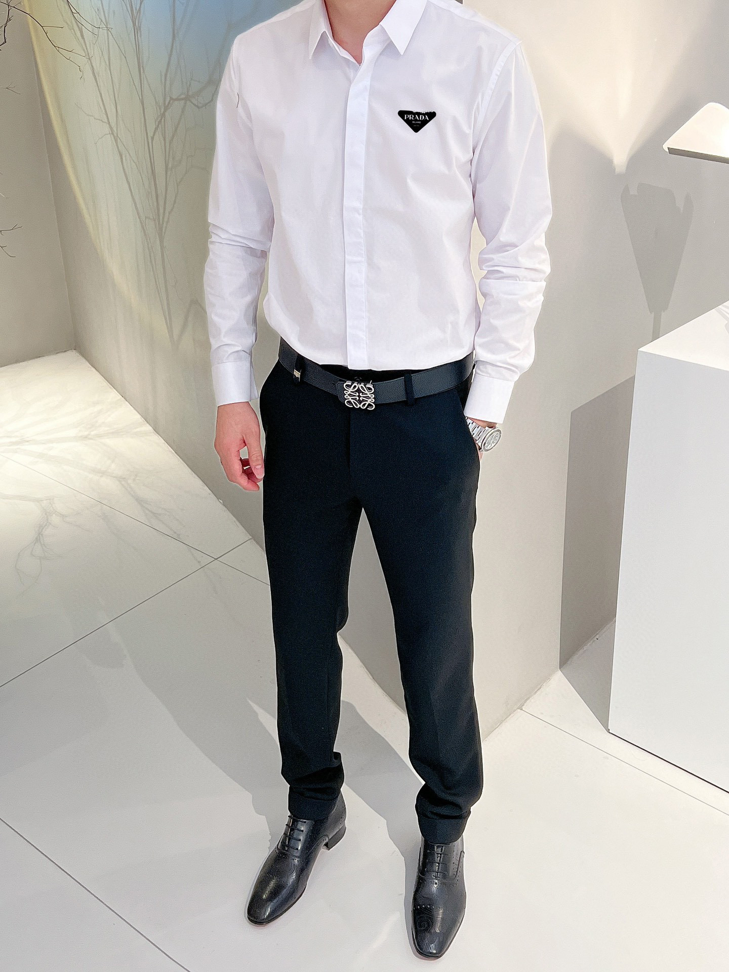 实拍普拉达新款老花肩带衬衫,简约白休闲更帅气