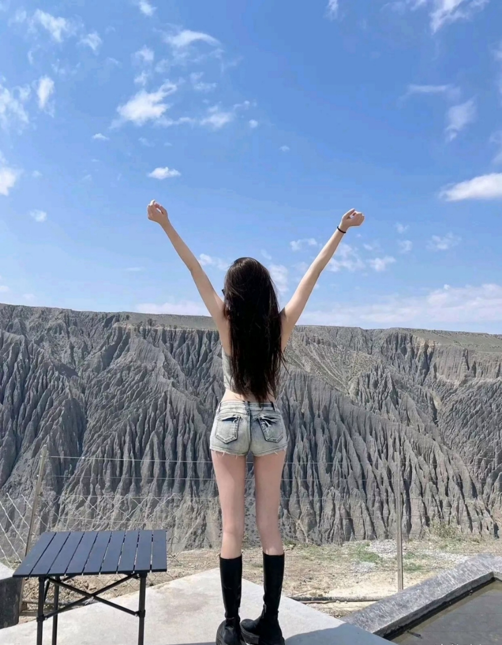 对着天空呐喊的美女!