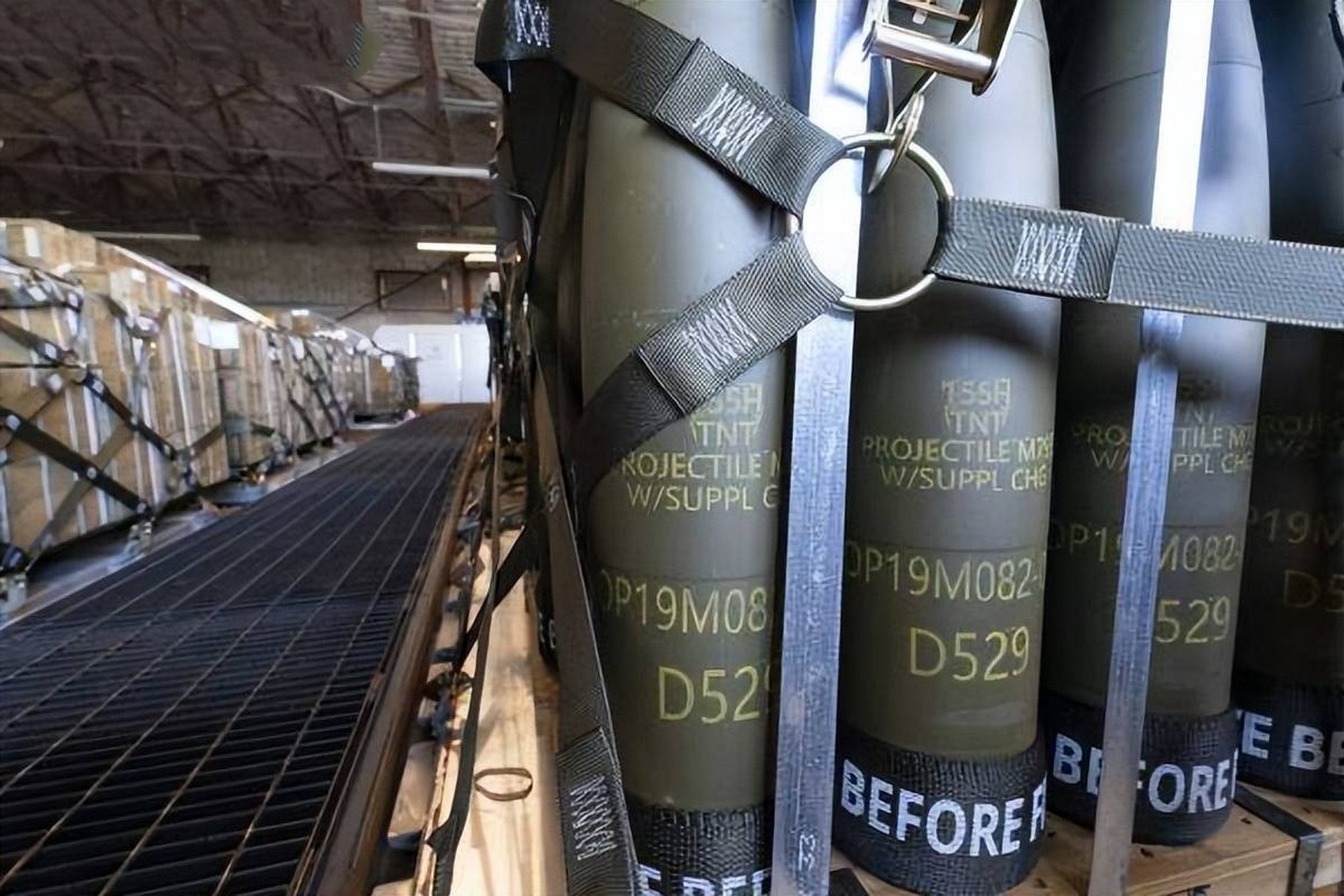 五角大楼表示,美国正在大幅度提高炮弹产量.