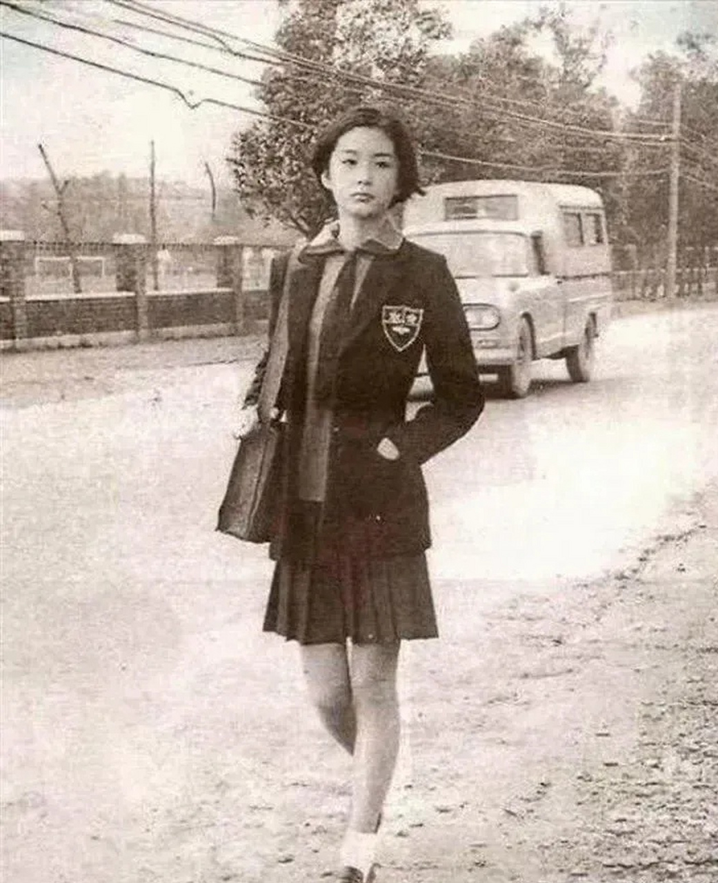 这张照片是1973年电影《窗外》的一张剧照,照片中的女孩清秀可人,清纯