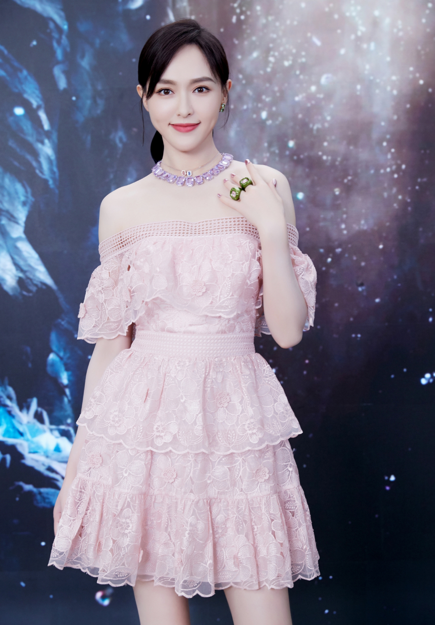 这件粉色连衣裙非常适合唐嫣,让她看起来更加美丽