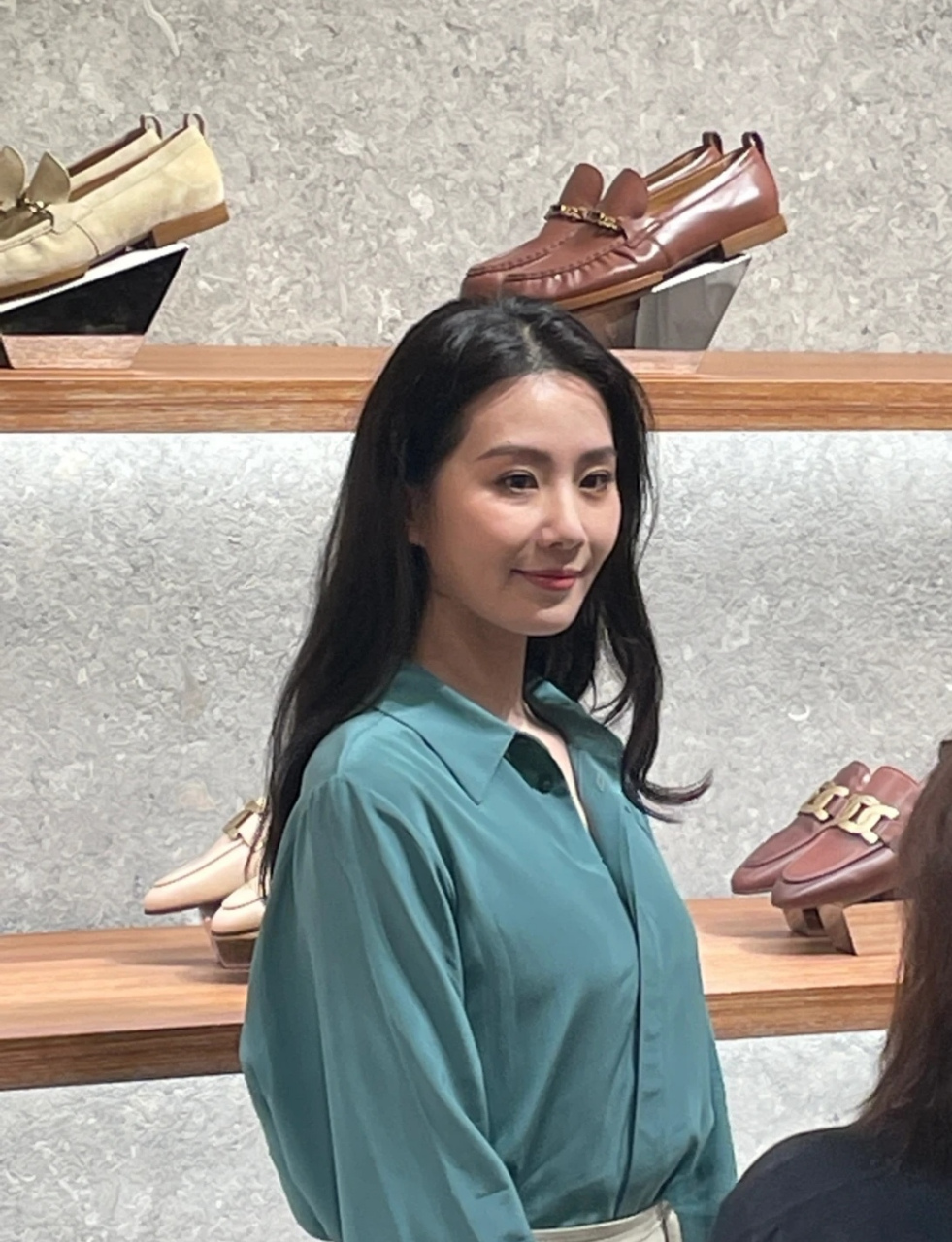 果然,刘诗诗的面相变了,以前是婉约温柔,现在眼神都有些凌厉了.