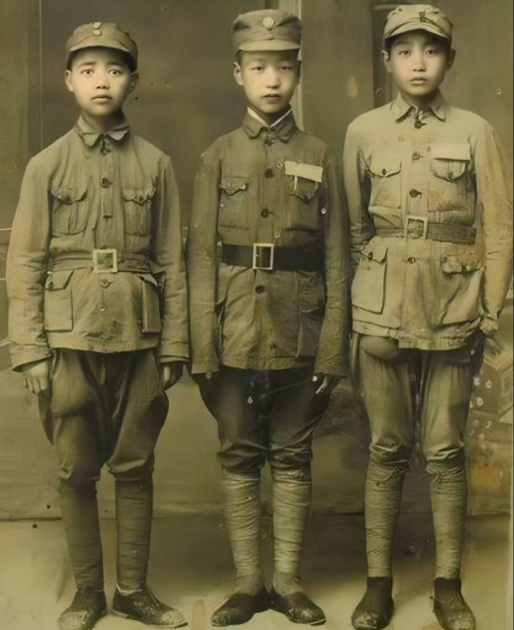 参加松山会战的娃娃兵,他们还是上学的年龄,却毅然拿起枪奔赴战场,保
