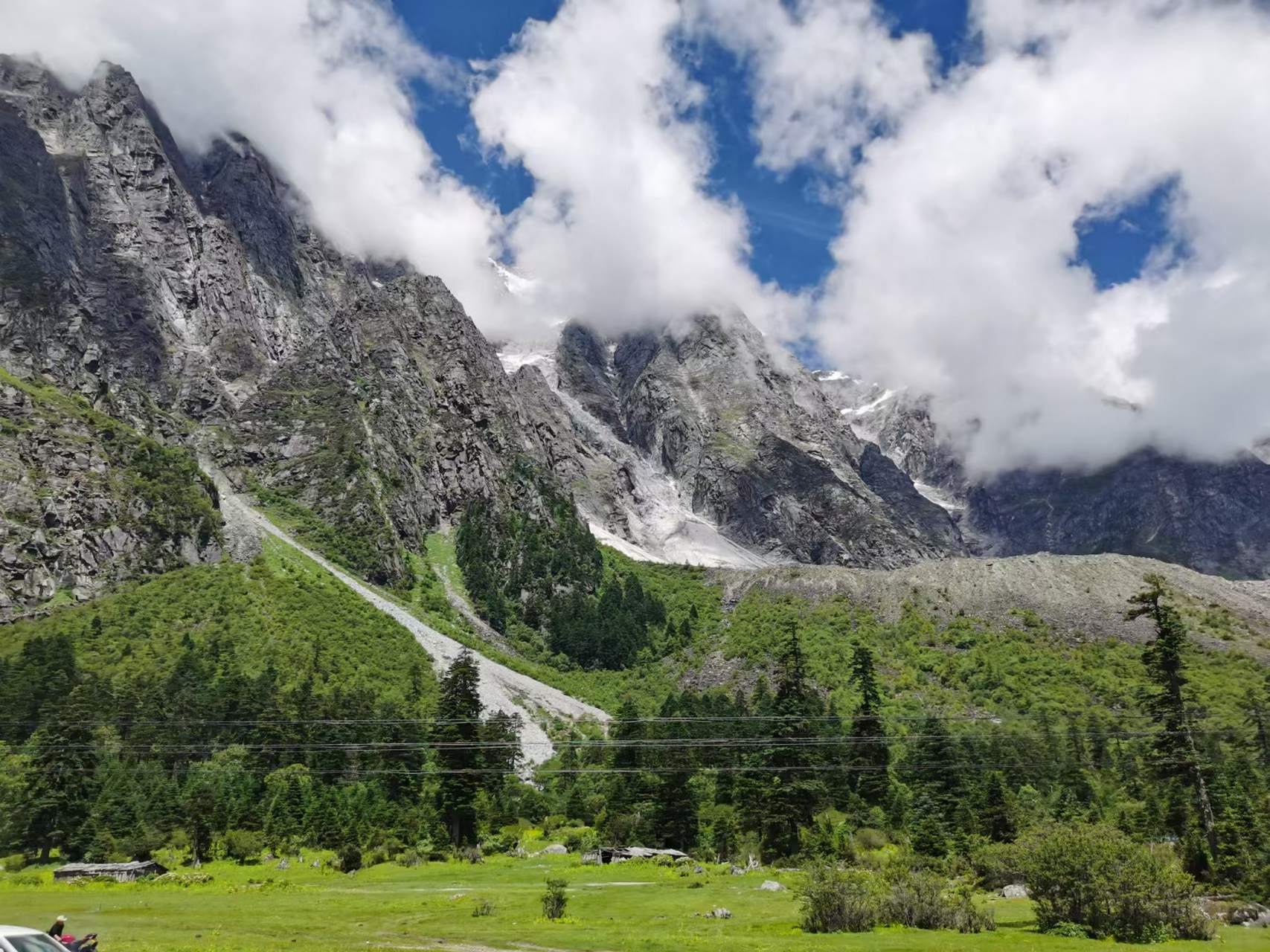嘎隆拉雪山位于西藏林芝墨脱县与波密县交界处,被当地人称为神山.