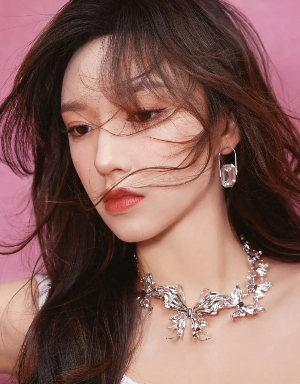 程潇一袭白色吊带长裙,气质迷人,颜值爆表,成熟性感,身材绝了!