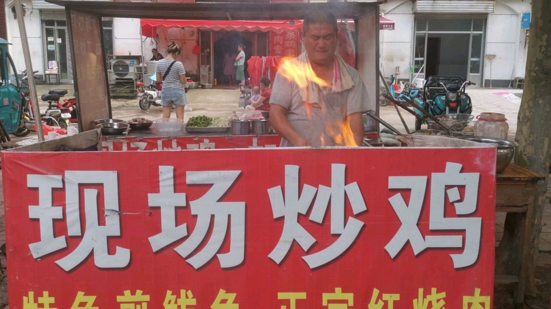 临沂大哥在路边炒鸡1年历史,50元一份起步,都是当天现宰杀的活鸡