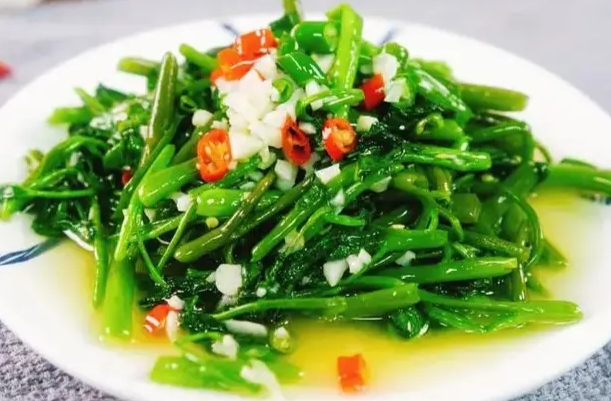 学会这3招,炒出翠绿脆嫩的蒜蓉空心菜