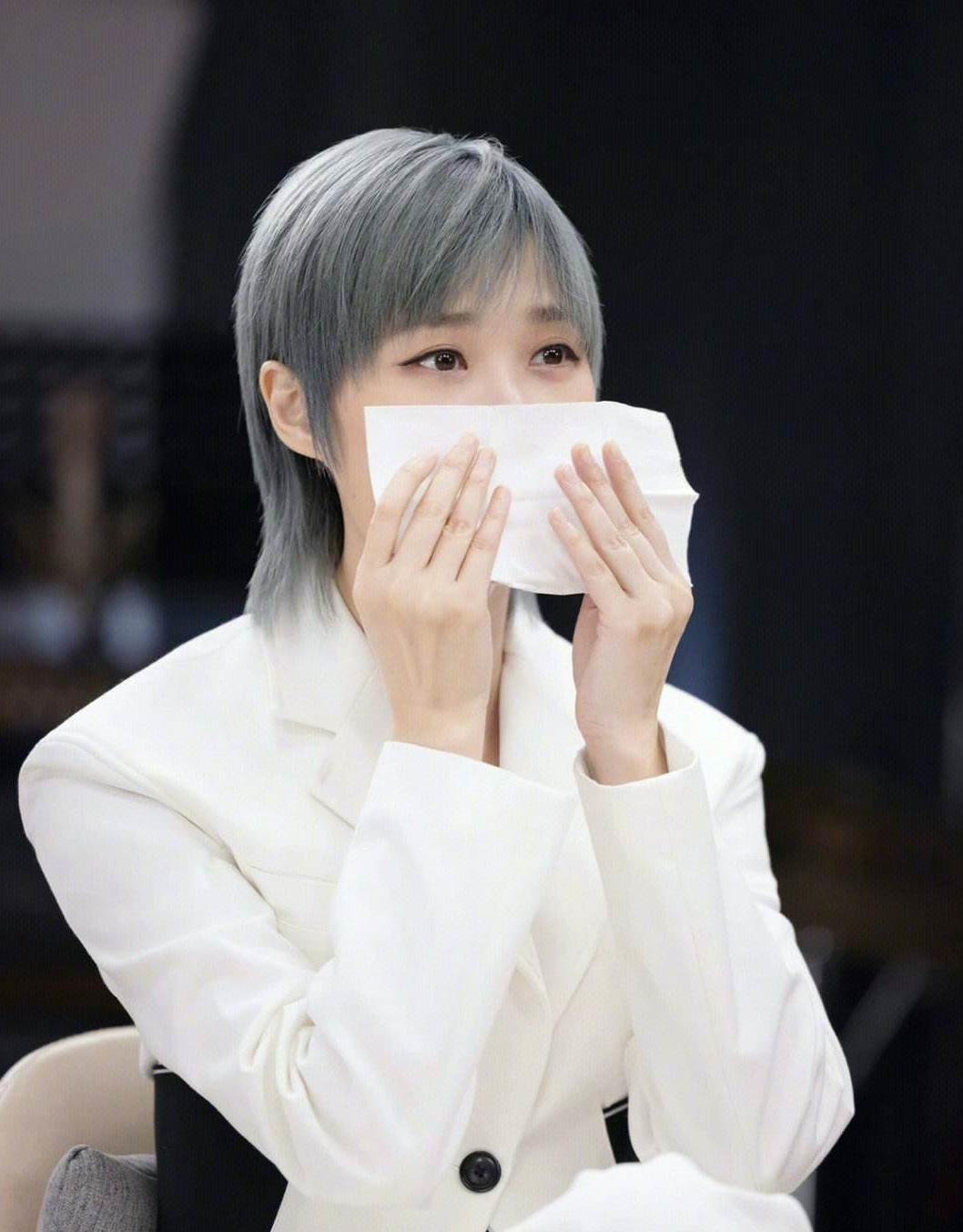 既没作品又没流量?却频繁稳居c位,39的李宇春早就是顶流