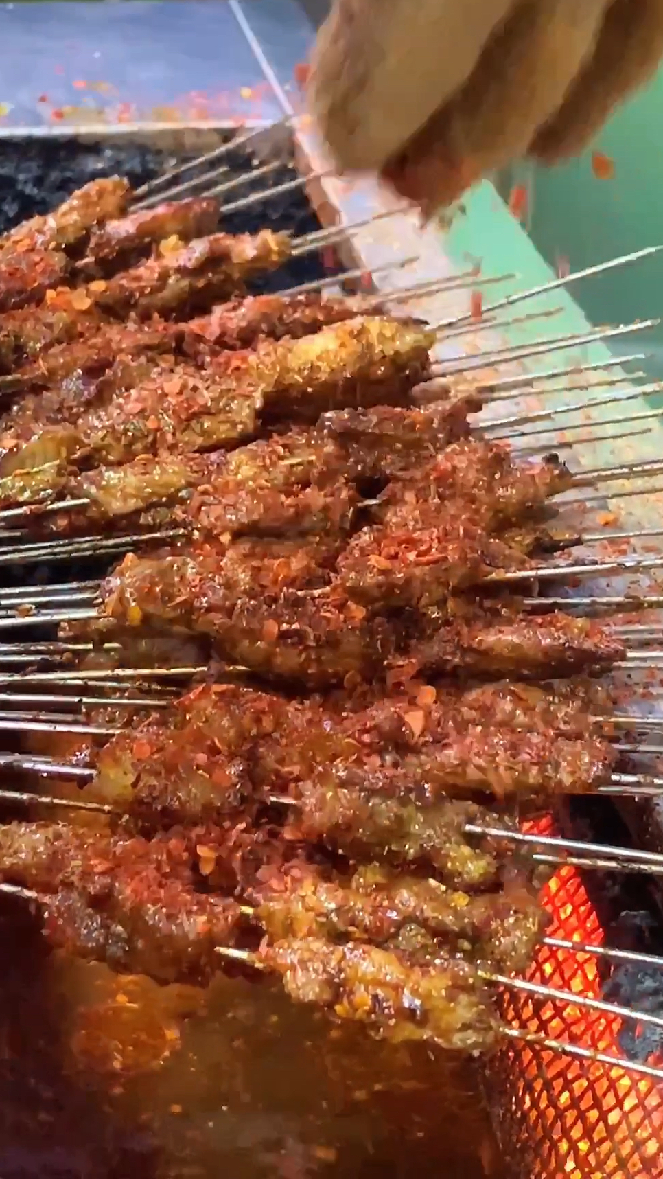 烤肉筋烤得流油,多撒点孜然辣子味道重-度小视