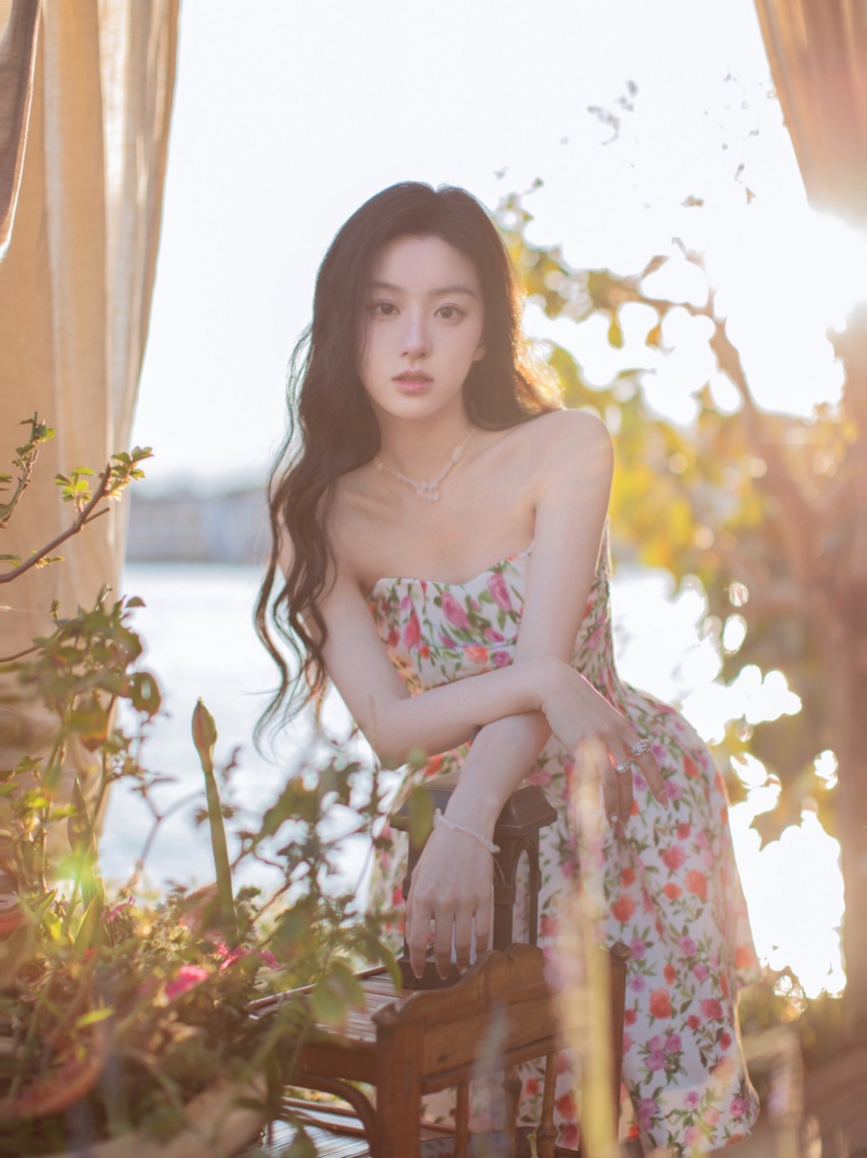 包上恩粉色碎花抹胸裙美图