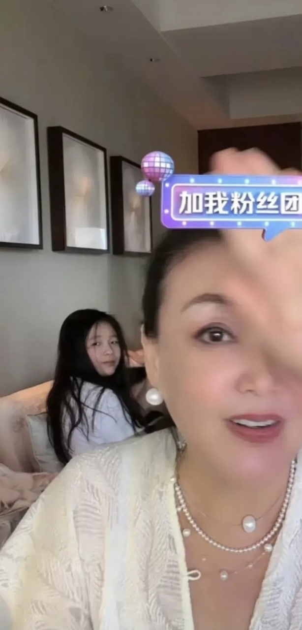 天哪,玥儿正面照跟大s好像啊 九岁的小女孩长的真的很漂亮,穿着打扮