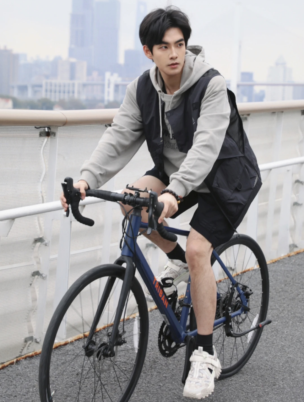 骑单车的运动小哥哥好帅啊#健身# #帅哥
