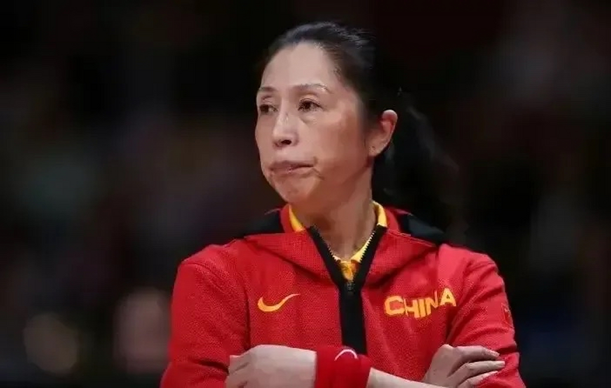 中国女篮时隔12年再次夺得亚洲杯冠军,主教练郑微功不可没  1,她表情