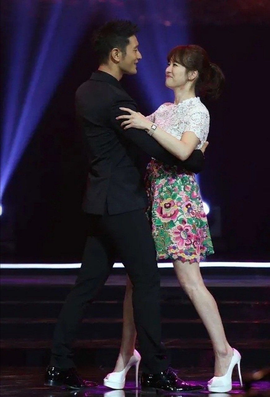 原来黄晓明和乔妹还跳过舞呀,两个人笑得好开心哦!