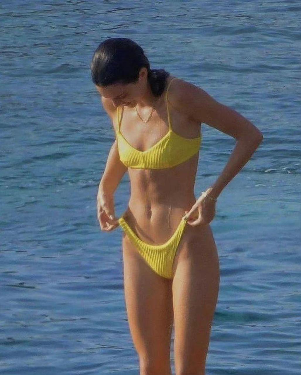 肯豆的三套比基尼赏析