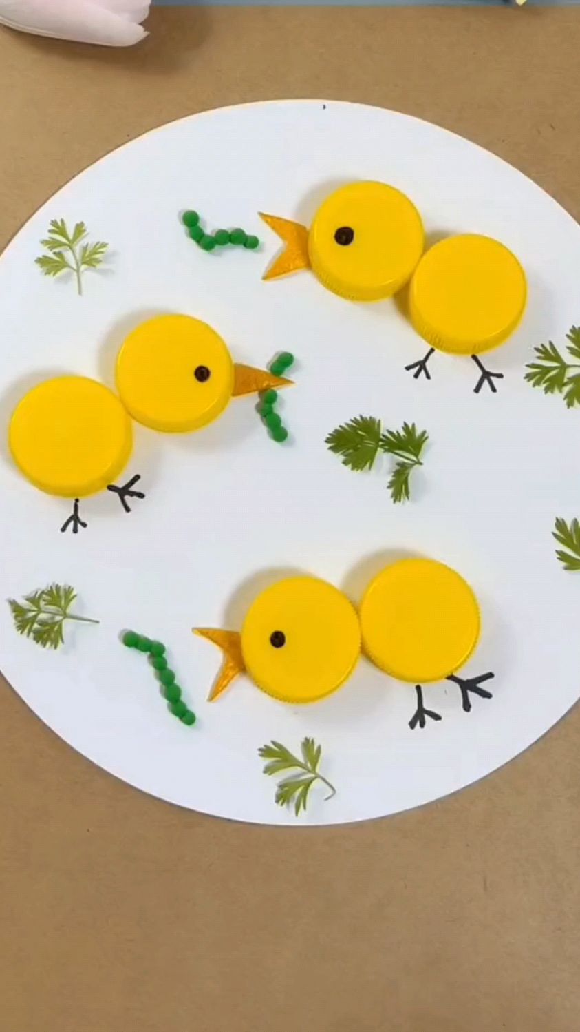 瓶盖不要扔,用它来做一幅小鸡立体贴画,很适合幼儿园手工简画