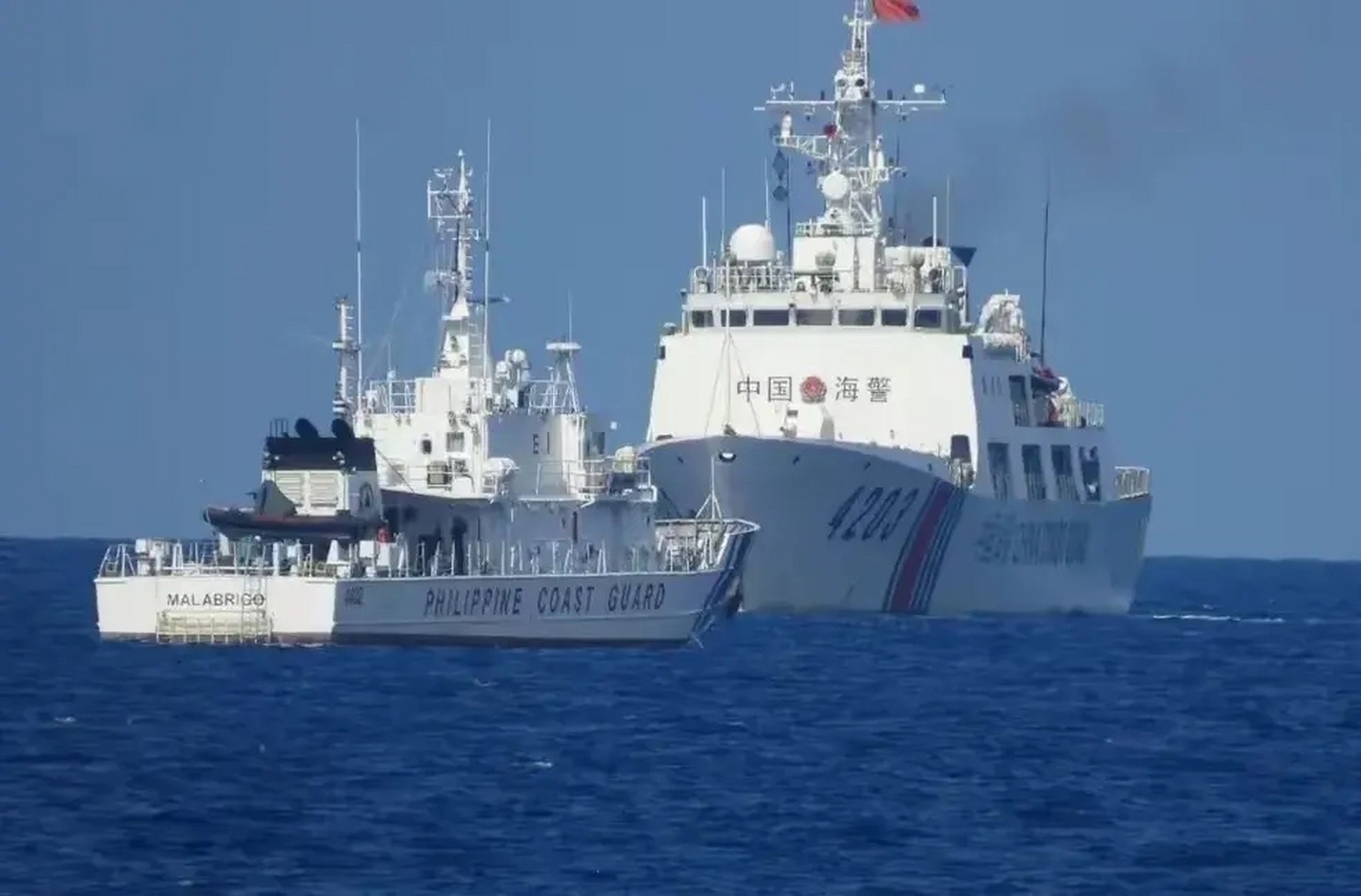 中国海警船在仁爱礁,继续拦截菲律宾海警船只,阻止了菲律宾再次的补给