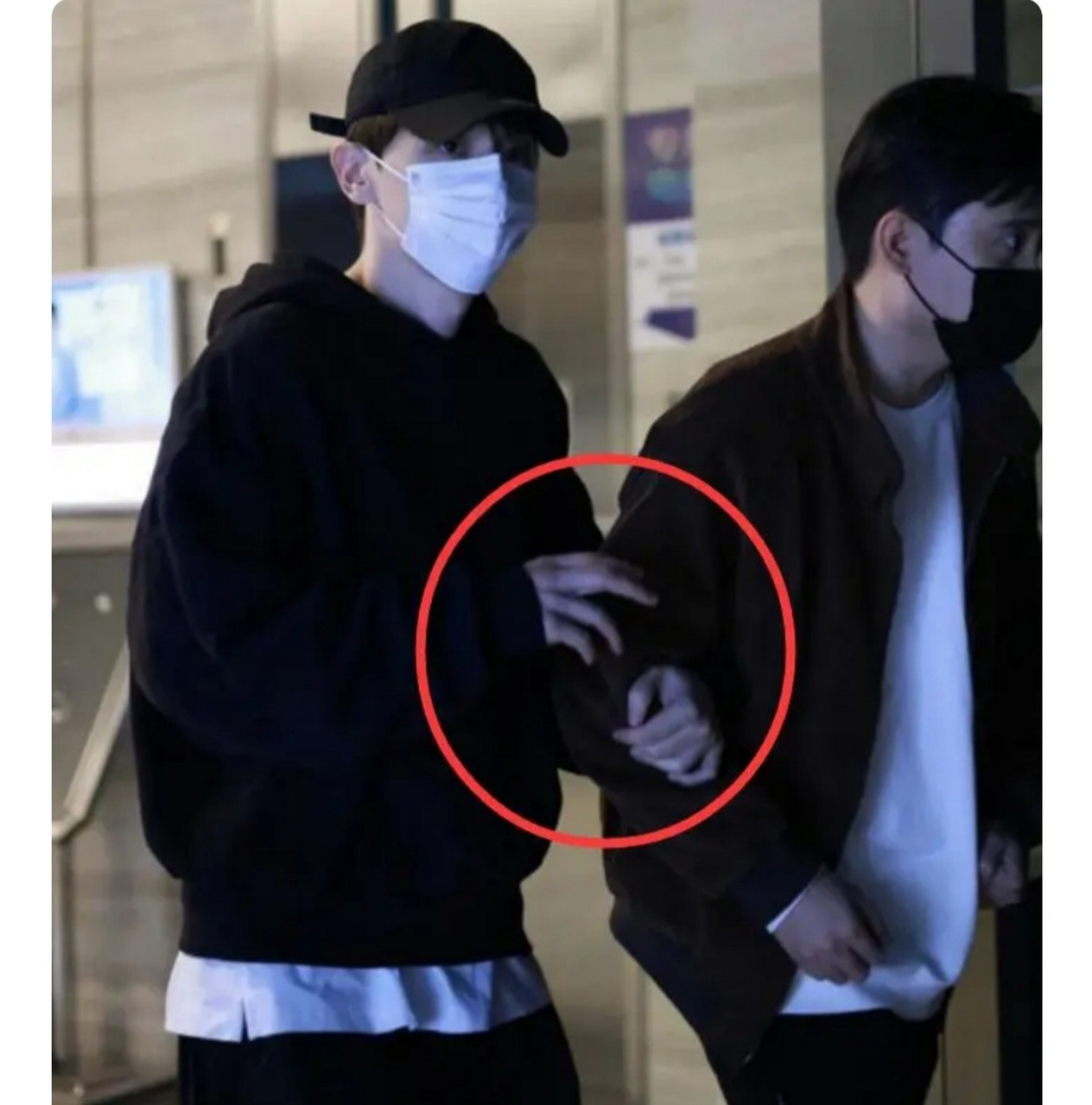 邓伦和男友人挽胳膊出镜? 这是助理还是?求给个答案