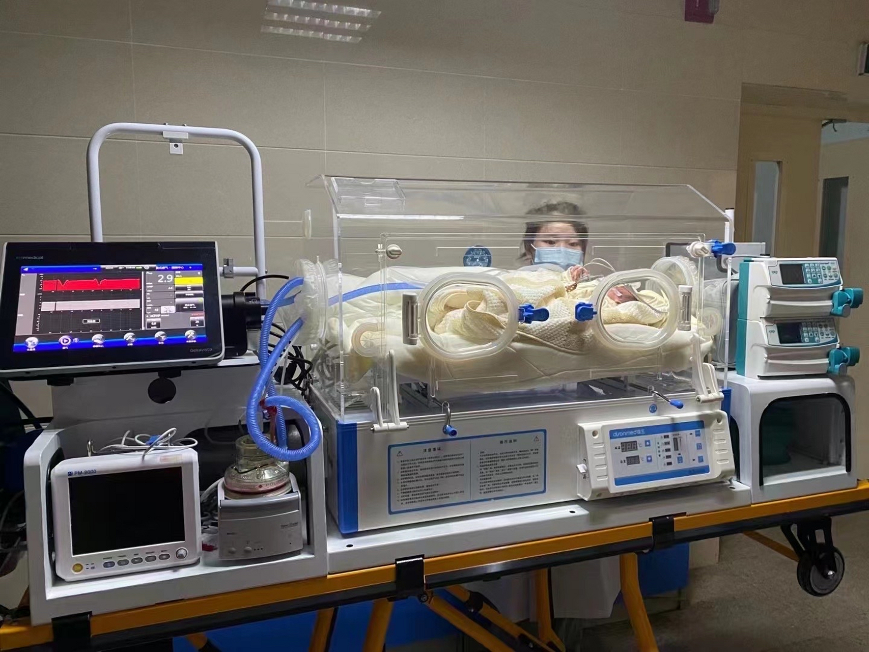 新生儿转运车,新生儿暖箱保温箱转运救护车新生儿急救转运车它就是一