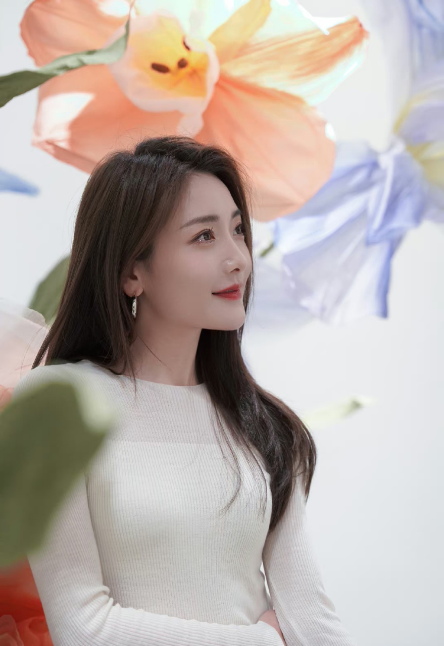 孟璐# 窈窕曼妙的身材,前凸后翘,白皙细嫩的肩颈线,丰满傲人,风姿