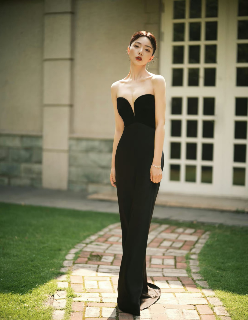 陶慧# 一袭黑色抹胸深v礼裙,温柔靓丽的容颜,窈窕曼妙的身材,丰满傲