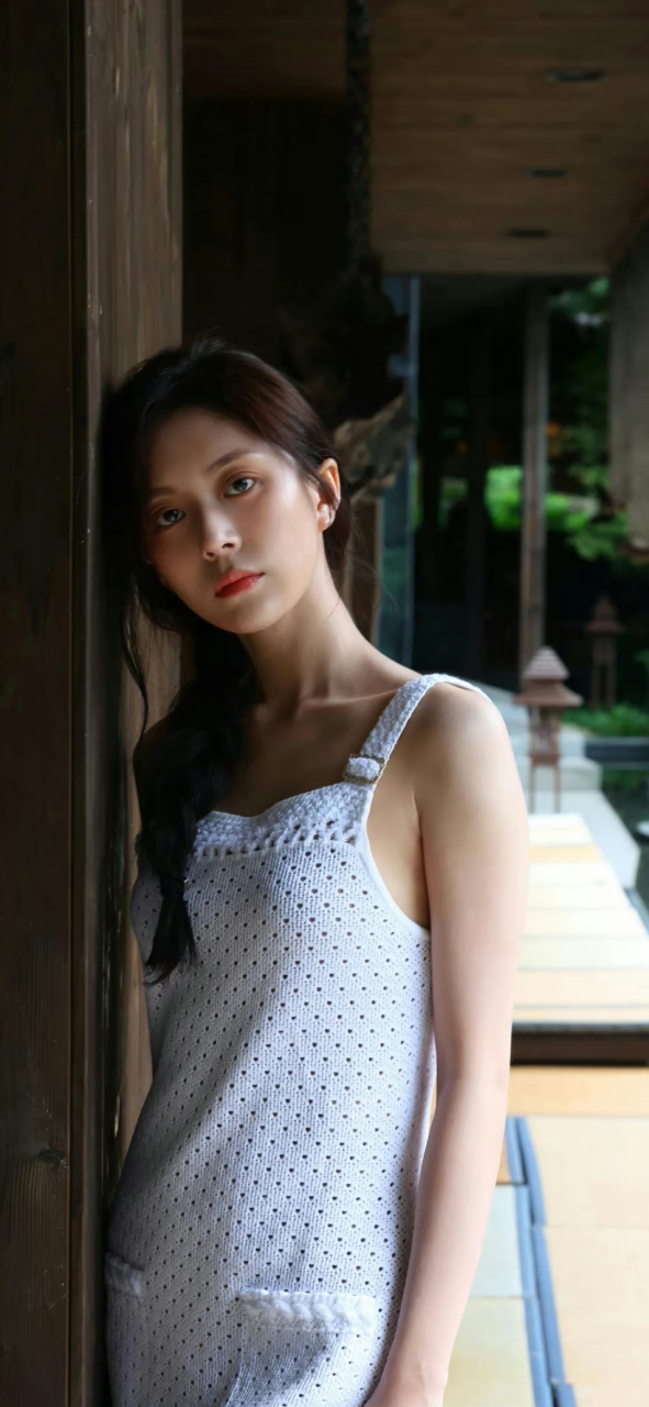 汤敏# 一袭白色吊带裙,清纯妩媚的容颜,窈窕曼妙的身材,前凸后翘