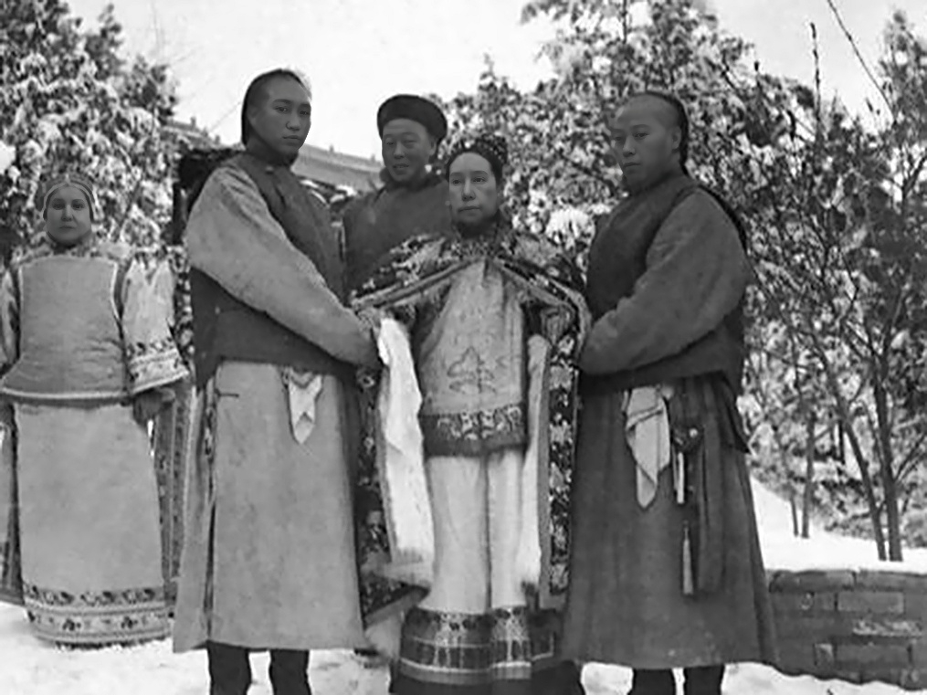 寇连才因梳头手艺不错被太后宠爱,却因一句话断送了自己的性命