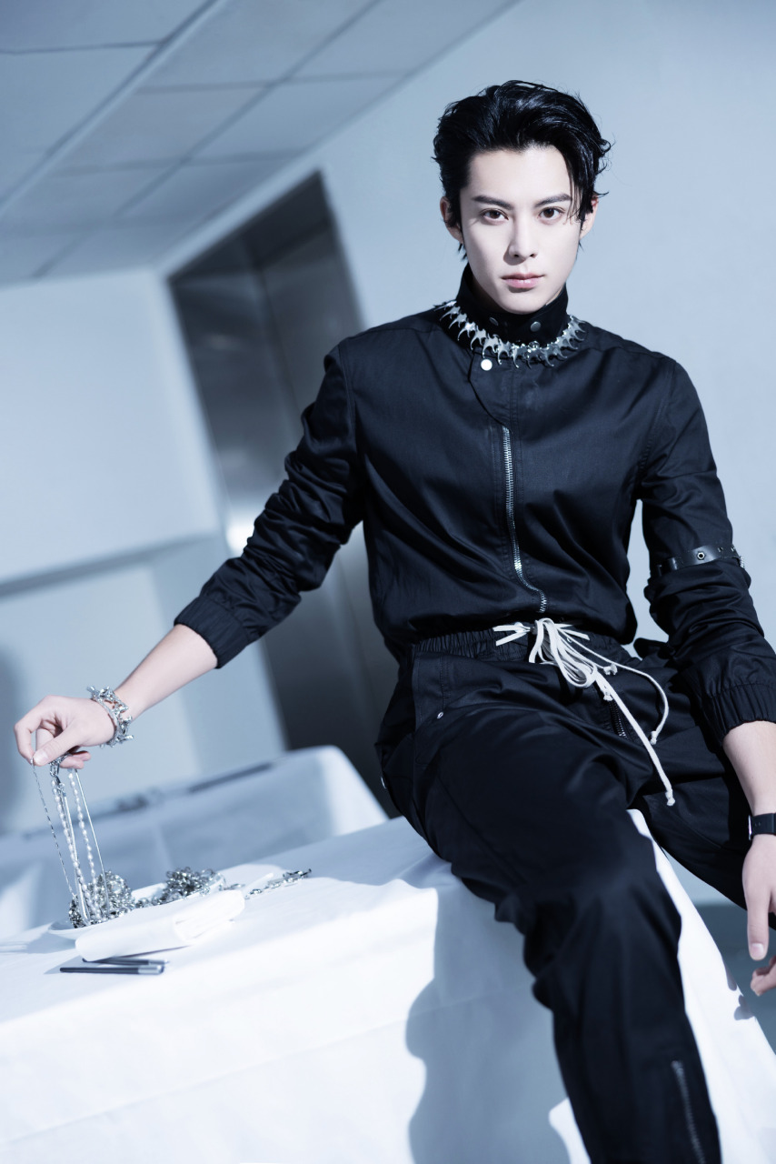 王鹤棣写真壁纸[微风][小红花]