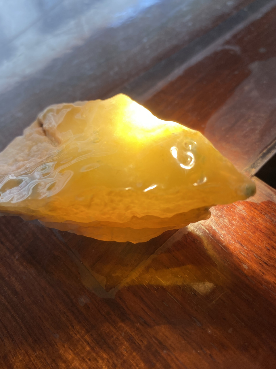 翡翠原石黄翡 在翡翠的众多品种中,黄翡是最为罕见的一种翡翠颜色.