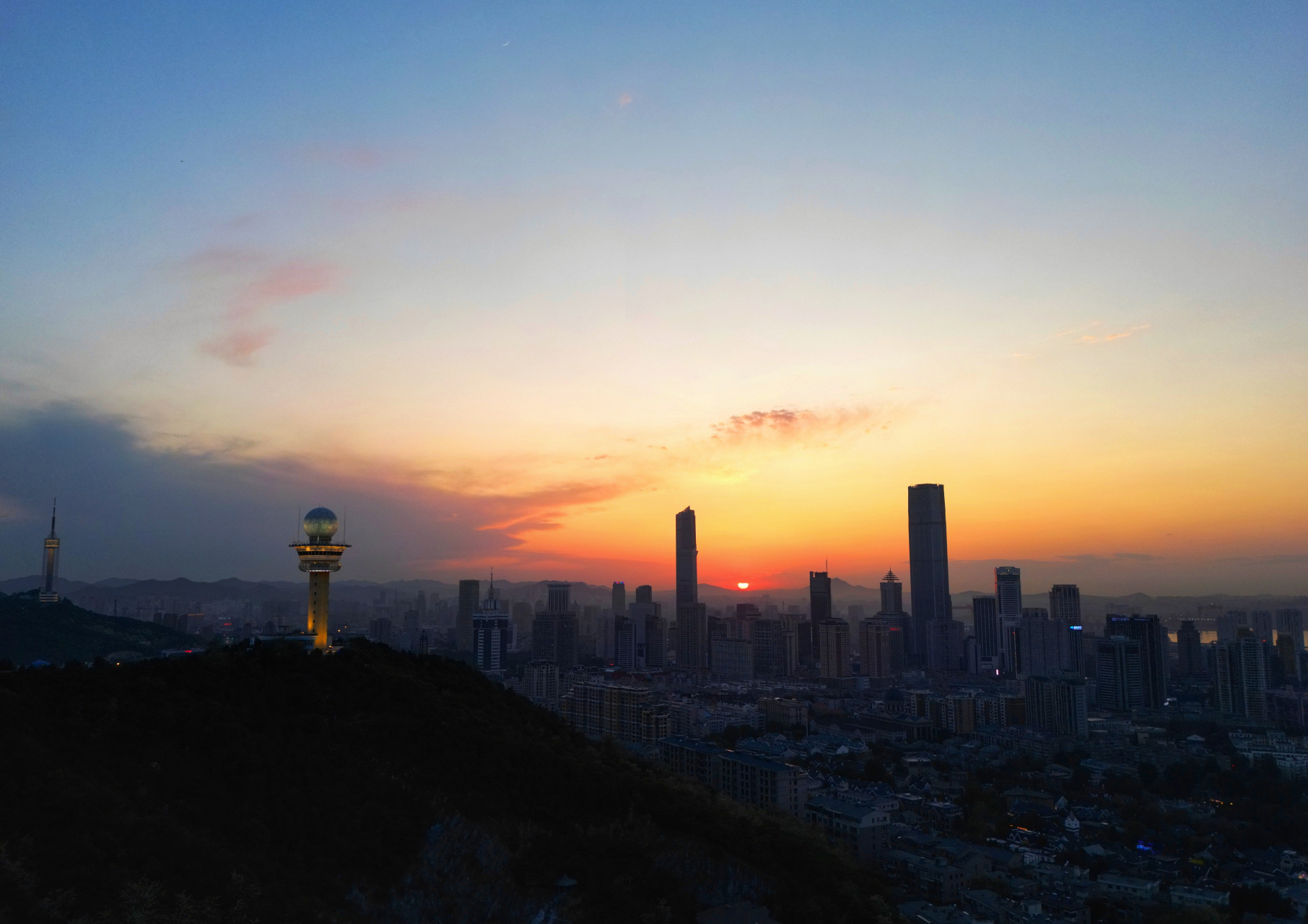 大连气象山落日太美了,登山远眺,晚霞温柔,喜欢大连#五一辽宁游园会