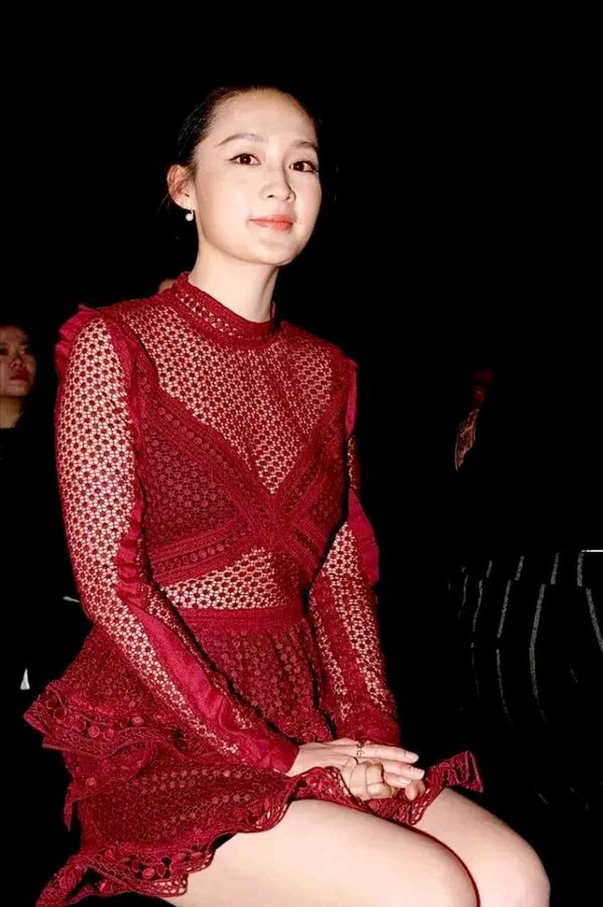 李沁穿着粉色吊带内衣,披着白色衣裳,搭配白色