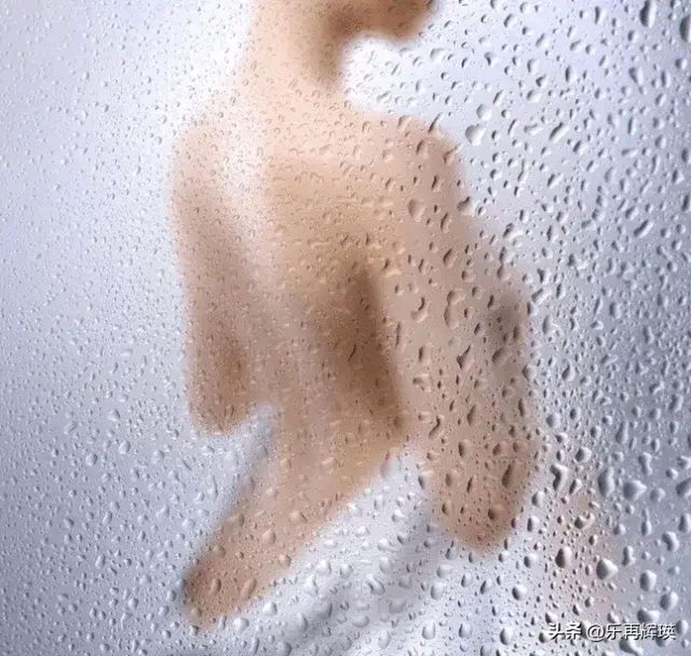 女生洗澡不关窗户,被对面楼层看光,算不算偷窥违法?