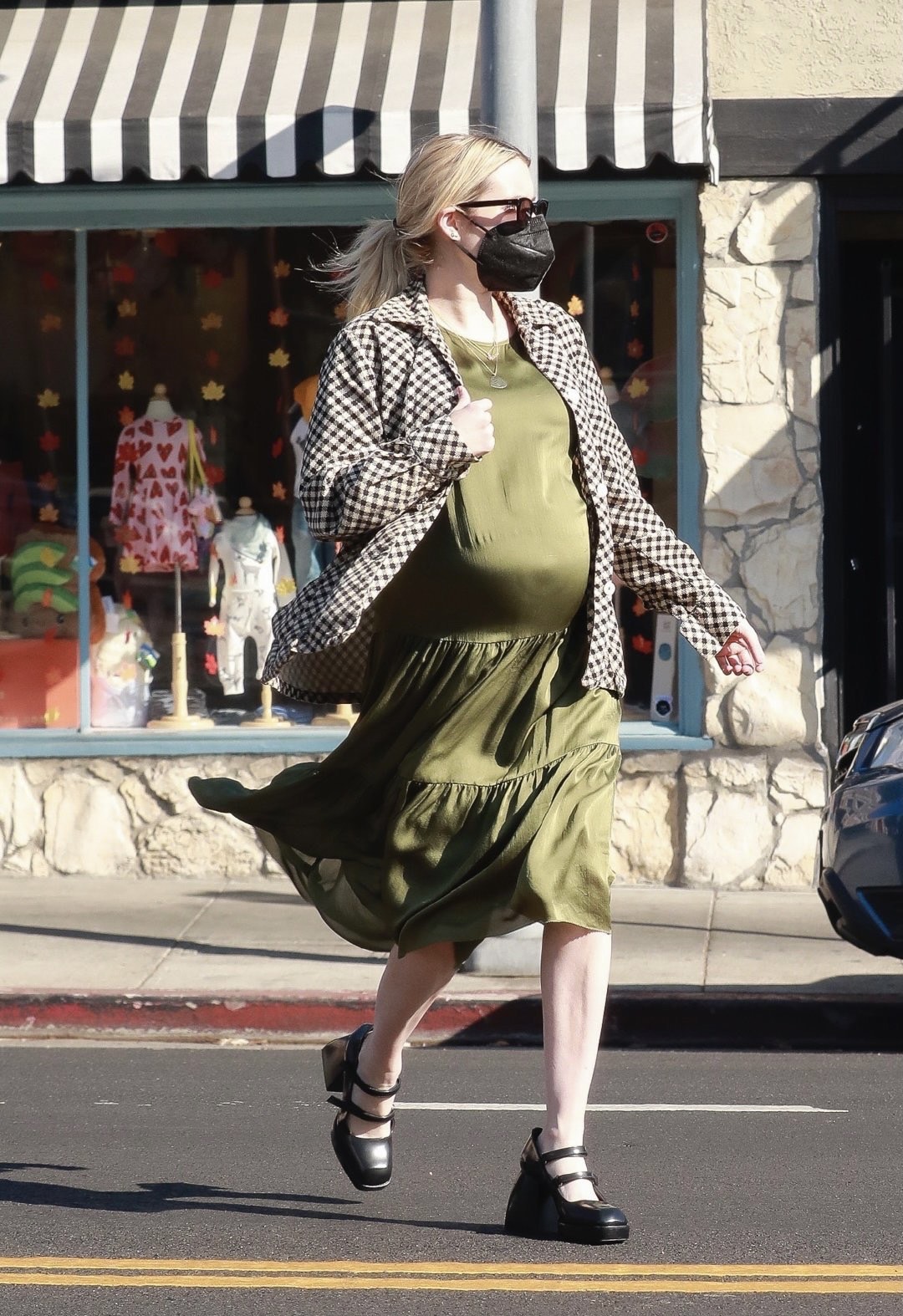 太美了!孕中艾玛·罗伯茨(emmaroberts)洛杉矶外出新街拍