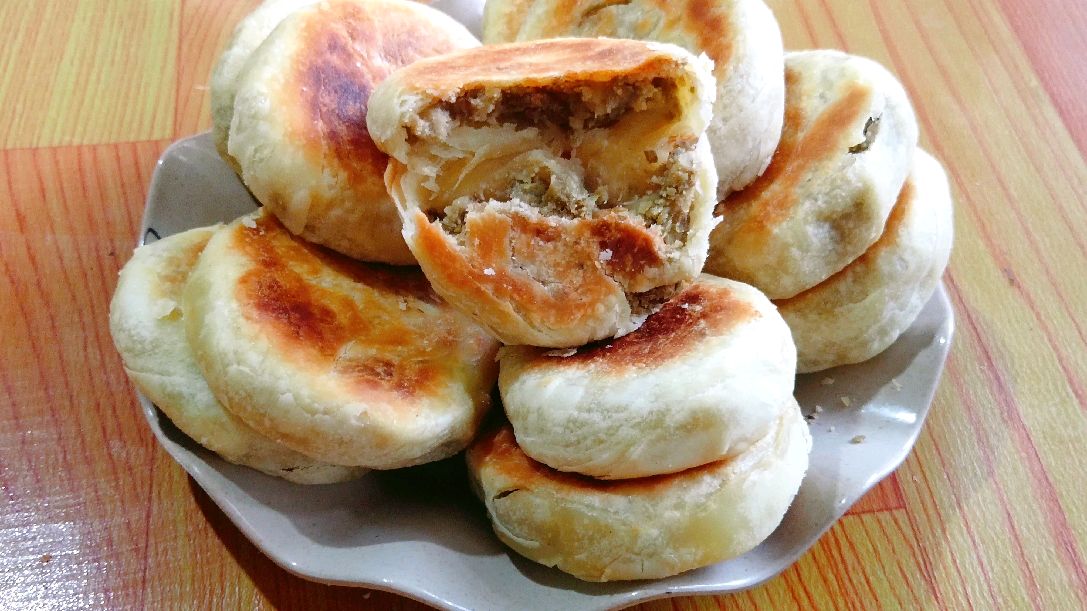 自制酥皮绿豆糕,用电饼铛就能做,咬一口酥的掉渣,全家人都爱吃