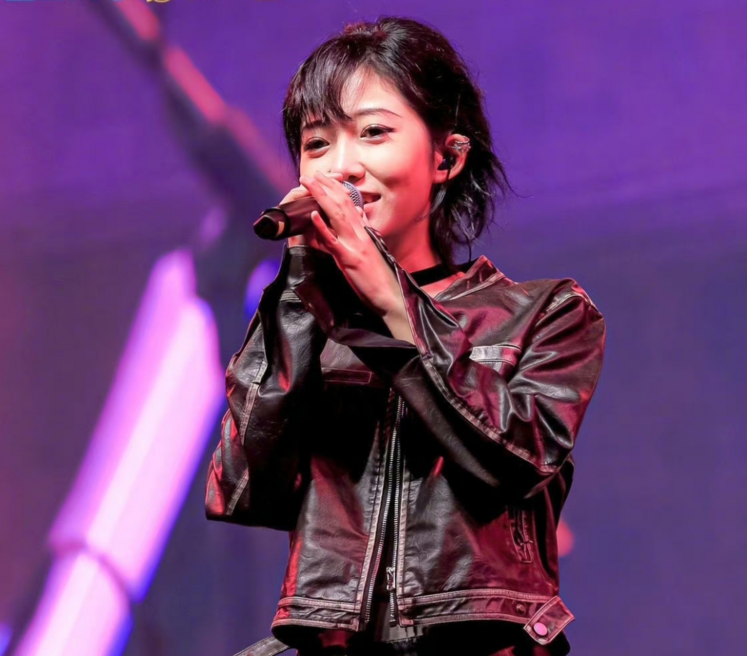 当年洪辰在2011快女比赛时也是以声音嘹亮见长,蔡国庆等评委对其赞许