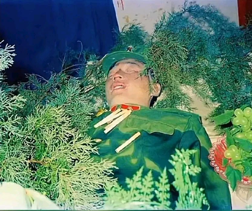 这是一幅令人潸然泪下的图片,我们的英雄赵怡忠安详地躺在那儿,似乎是