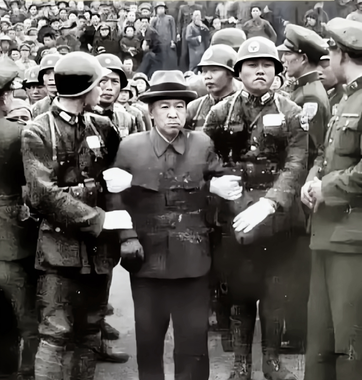 照片中的恶魔就是制造南京大屠杀主犯之一的谷寿夫.