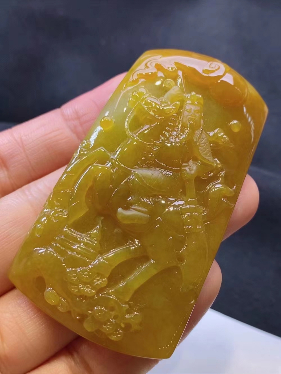 冰黄翡翡翠关公吊坠鉴赏 这款挂件采用高品质的冰种黄翡翠作为原料