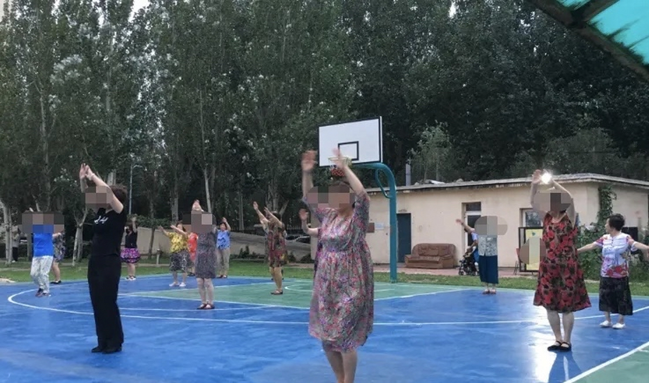 广场舞大妈占领篮球场图片