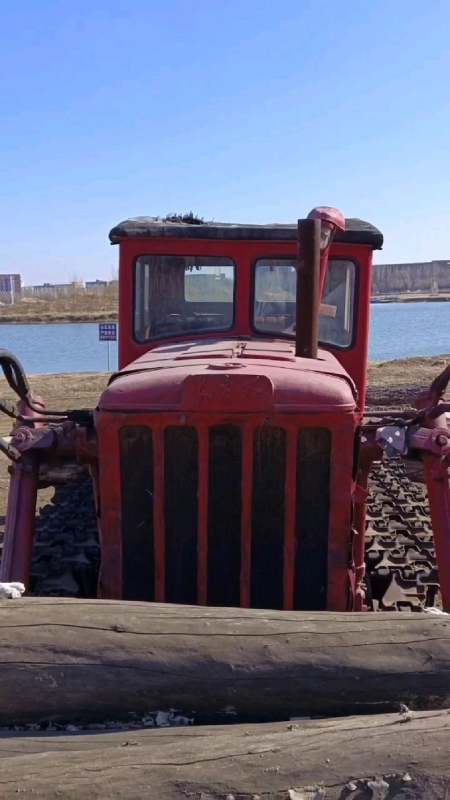 东方红75马力履带式拖拉机,上世纪六七八十年代农村生产的主力,现在