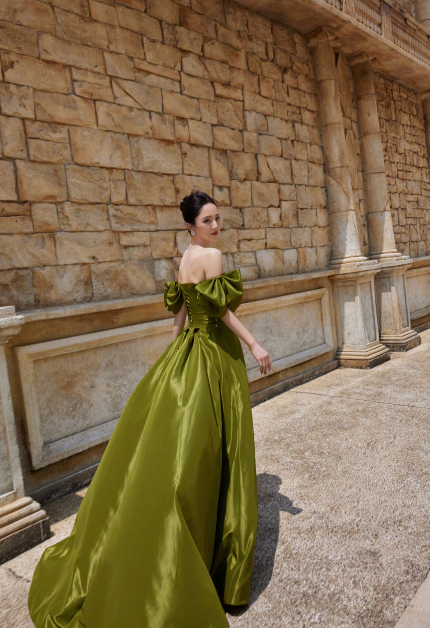 董璇# 一袭绿色抹胸溜肩长裙,肤白貌美的容颜,丰腴傲人的事业线,峭构