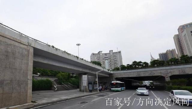 武漢城市中設計多的公共汽車站:連接隧道和高架橋