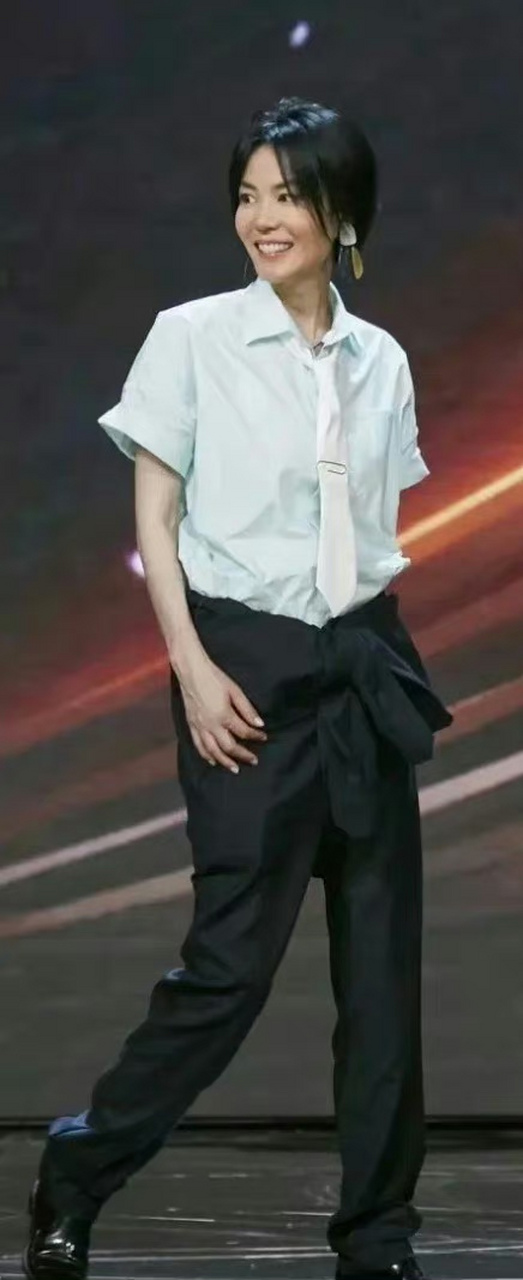 王菲女儿李嫣近照,身上的洒脱劲儿和妈妈一样 67.