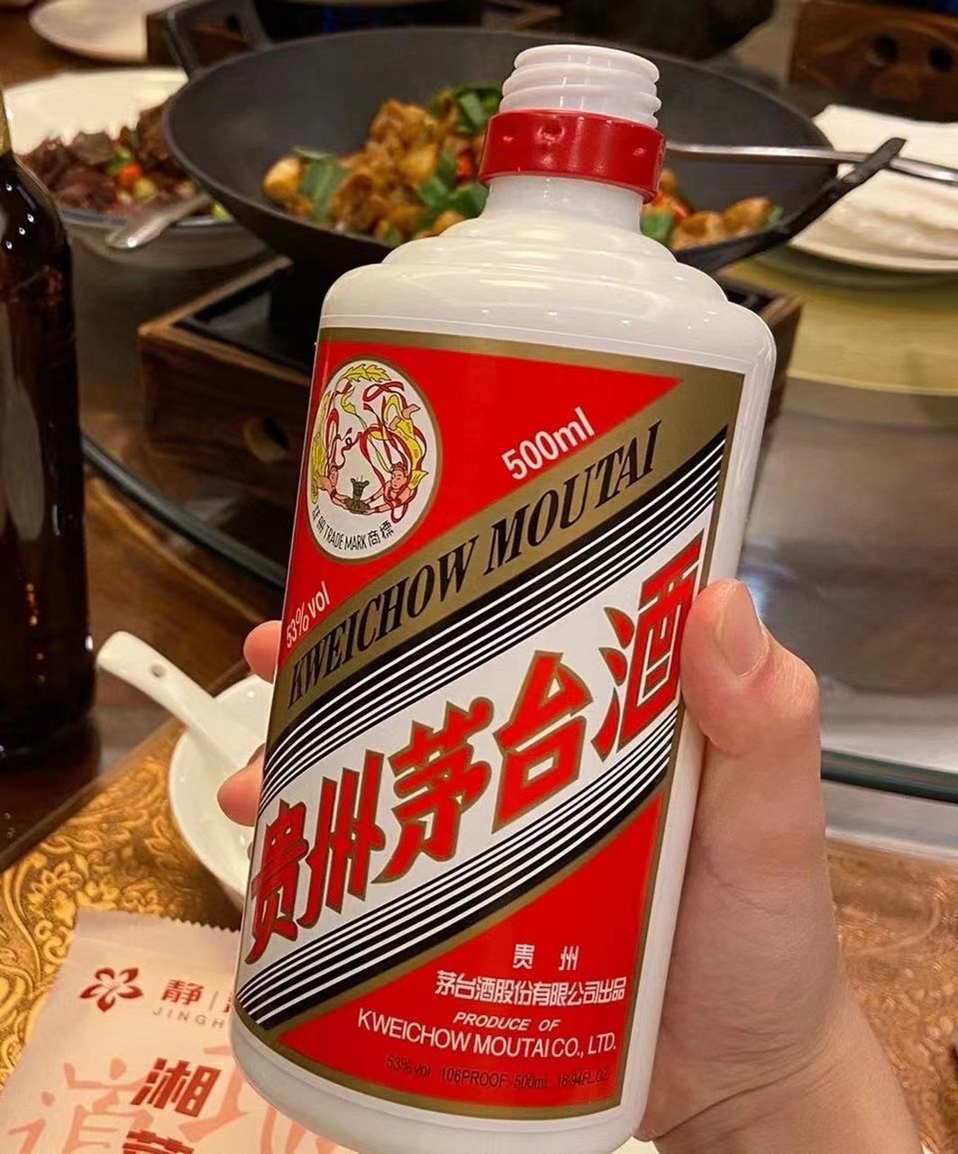 香型:酱香型 飞天茅台以其独特的酱香口感和高品质享誉全球,酒体带有