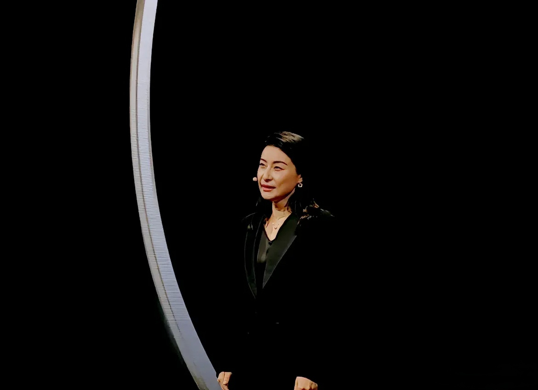 42岁的郭晶晶发福了不少,气质越来越沉稳大气了!