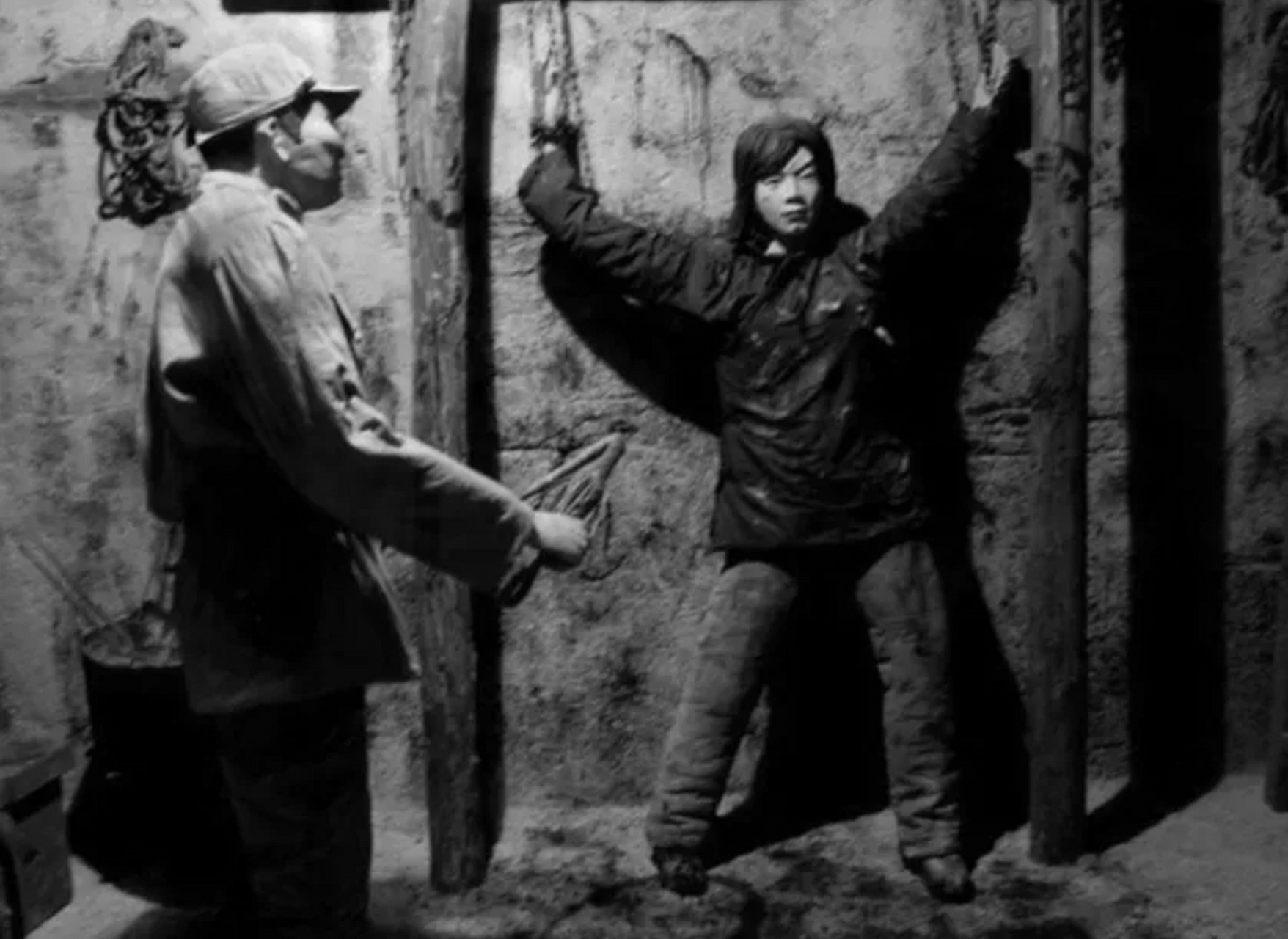 1942年,八路军女战士,被汉奸出卖,日军每天换着不同的方式折磨她,就在