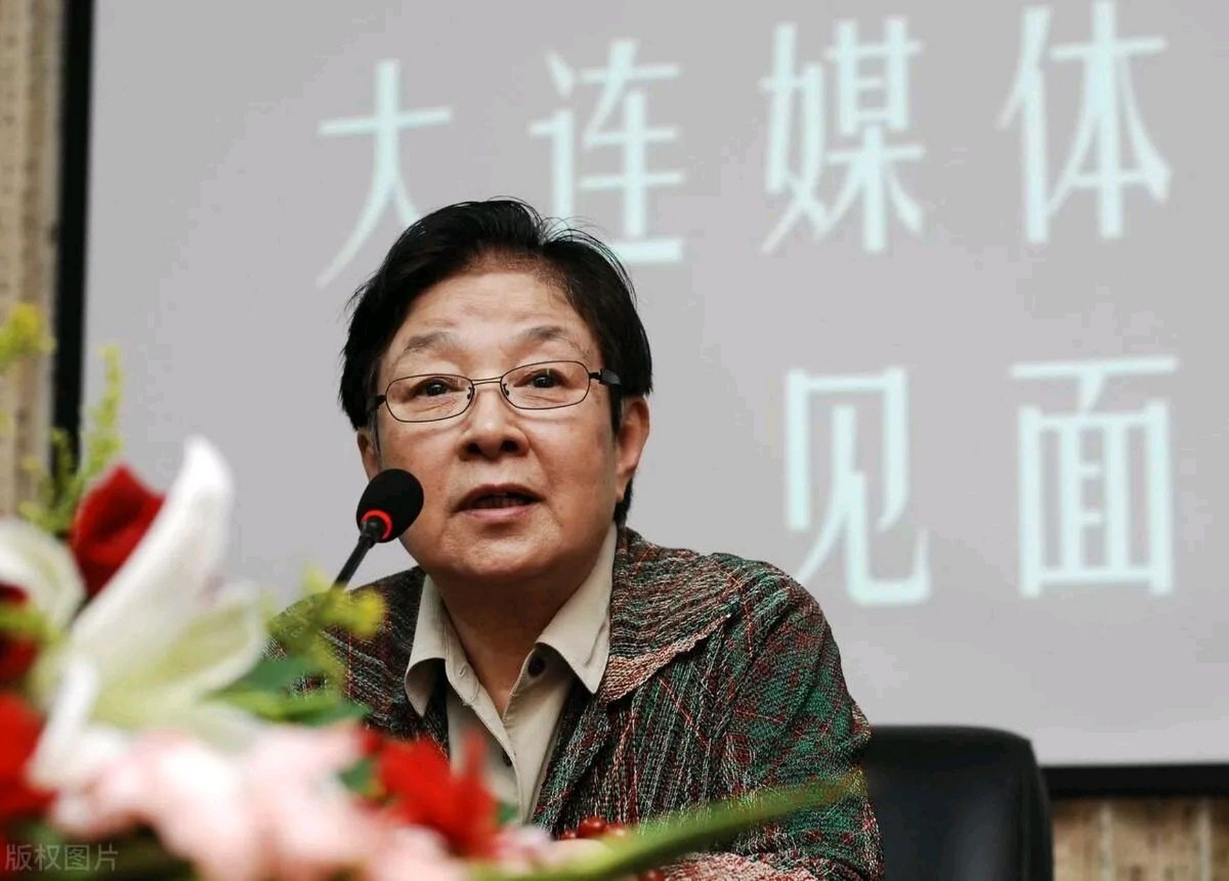 谷建芬是一位著名的女作曲家,1935年生于日本大阪,7岁时回国,定居于