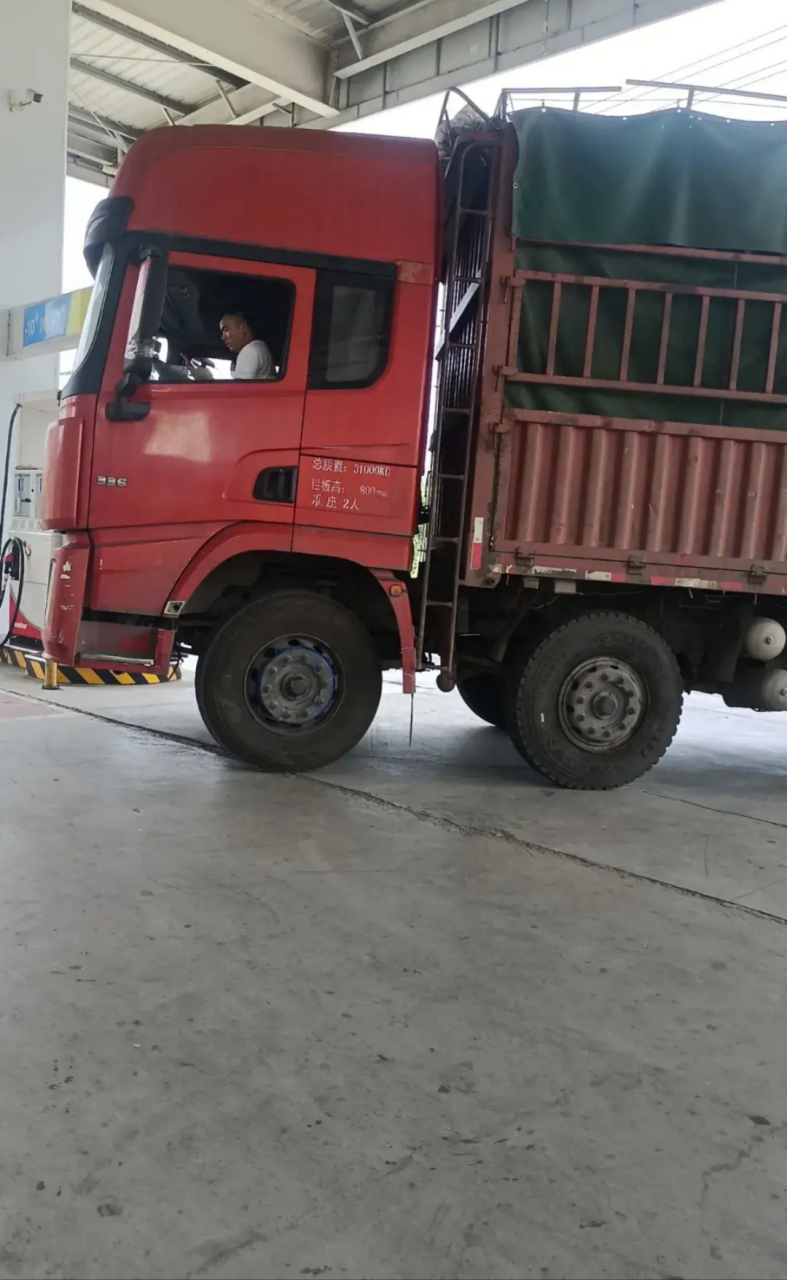 我老公最近找了个新工作,开大车,给别人拉小麦,不出省,一趟400元,最近