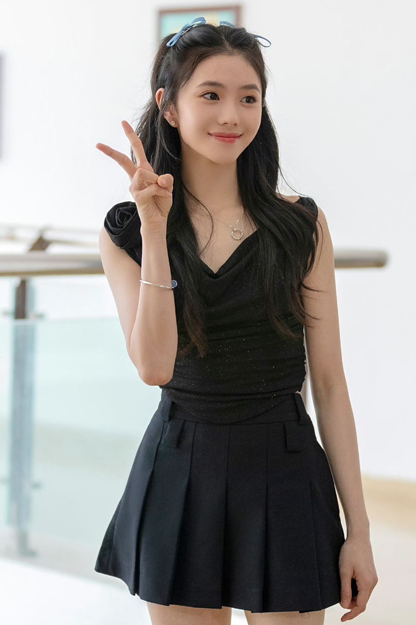 刘浩存黑色仙女短裙# 刘浩存黑色仙女短裙,青春活力,元气满满~期待